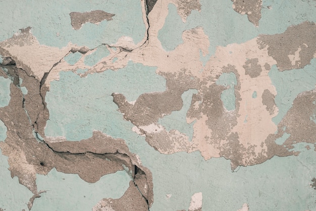 Mur de ciment en béton grunge avec fissure dans un bâtiment industriel, idéal pour votre fond de conception et de texture