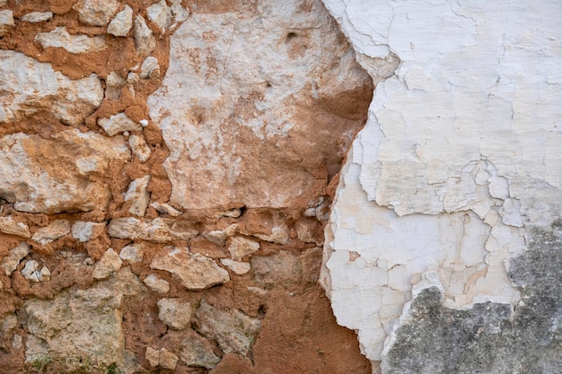 Mur de ciment partiellement fissuré