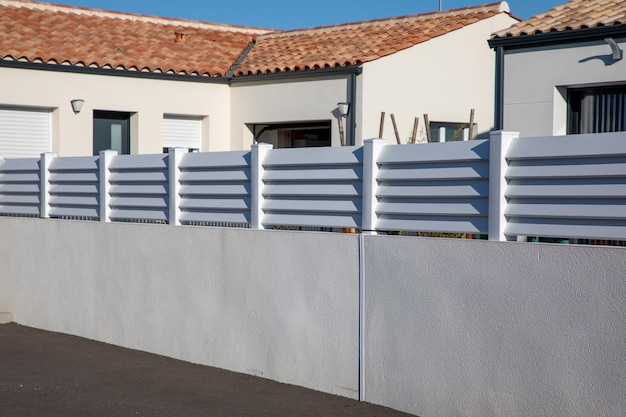 Mur clôture blanche barrière en aluminium maison moderne protéger vue accès maison jardin