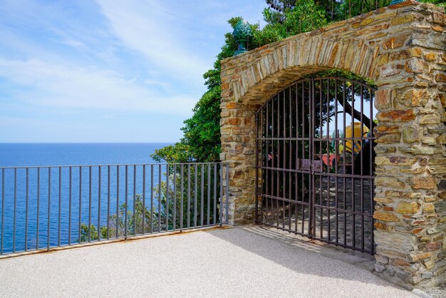 Photo mur de collioure porte portail en pierre du château dans le sud de la france