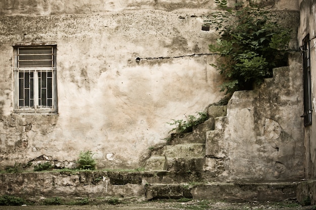 Mur endommagé d'un vieux bâtiment