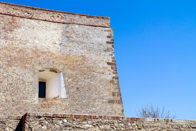 Mur épais de château de Palanok dans la ville de Moukatchevo Ukraine