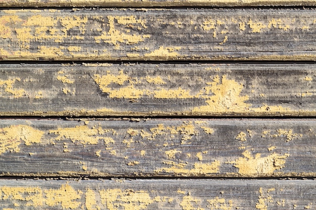 Mur d'épluchage en bois jaune. Vieilles planches peintes. Fond texturé.