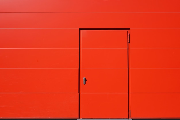 Mur extérieur et porte rouge vif