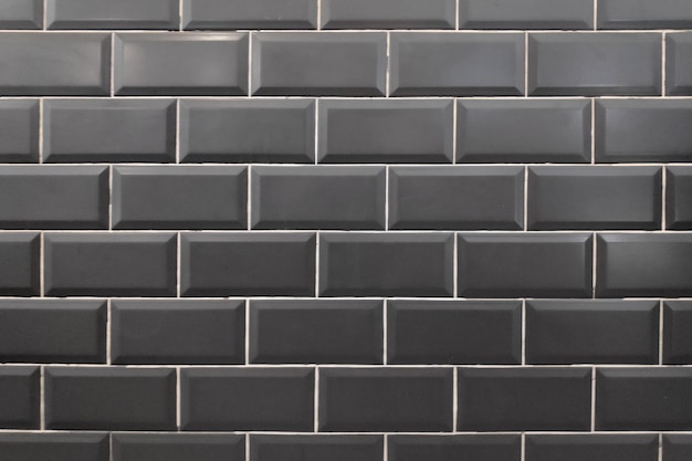 Mur de faïence noir du métro