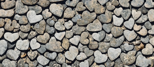 Un mur fait de blocs de pierre en forme de coeur, rendu 3d