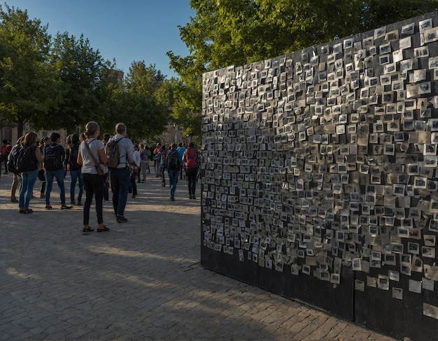 Photo un mur fait de morceaux de papier avec les noms des gens