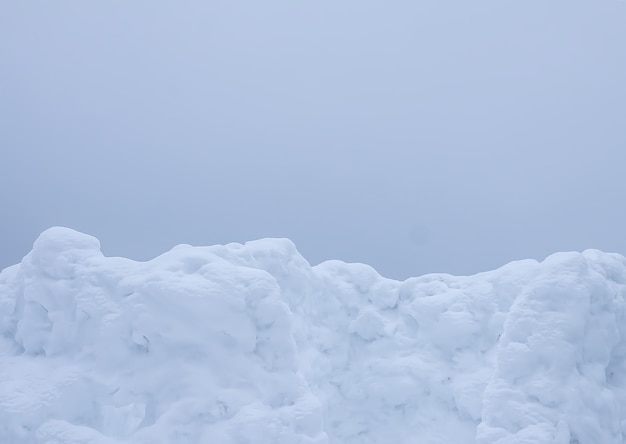 Mur fait de neige sur le terrain rural.