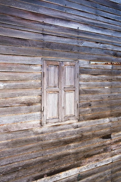 Mur et fenêtre en bois rural