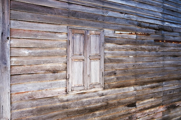Mur et fenêtre en bois rural