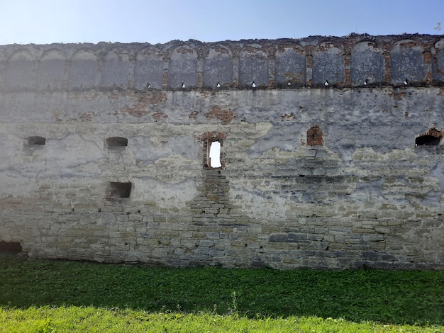 Un mur avec une fenêtre dessus qui dit "le mot guerre" dessus