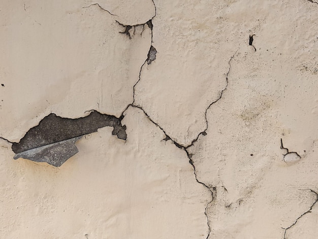 Un mur fissuré avec une fissure dedans