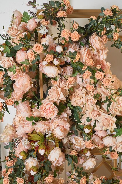 Un mur de fleurs une guirlandeDeco mariage roses