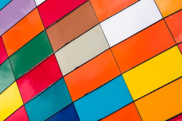 Mur avec fond de carreaux multicolores