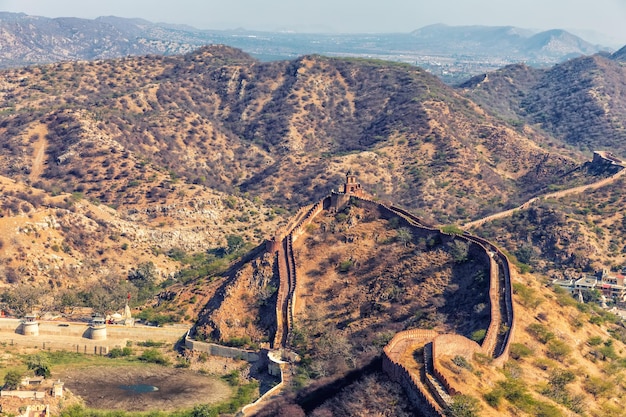 Mur de fort de Jaigarh dans les collines de Jaipur Inde