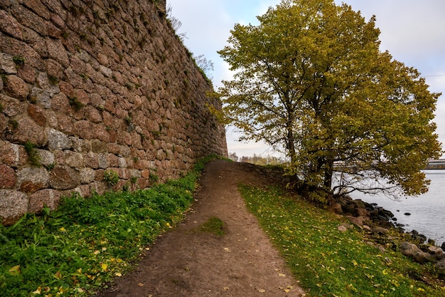 Mur de la forteresse Château de Vyborg Visite du jour d'automne feuilles jaunes