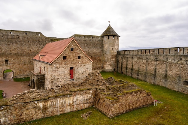 Mur de la forteresse Ivangorod Forteresse d'Ivangorod Histoire de la Russie cour de la forteresse