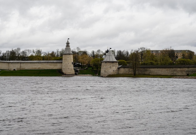 Mur de la forteresse Mur de la forteresse Pskov Krom C'est un mauvais jour