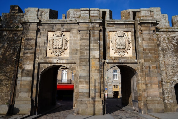 Mur de fortification à la porte de Saint Vincent avec gros plan d'armoiries à Saint Malo Bretagne France