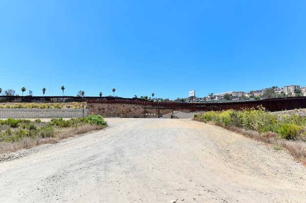 Le mur frontalier entre les États-Unis et le Mexique de San Diego en Californie en direction de Tijuana au Mexique