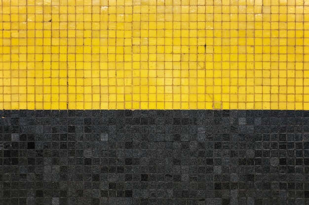 Mur géométrique noir et jaune à Hong Kong.