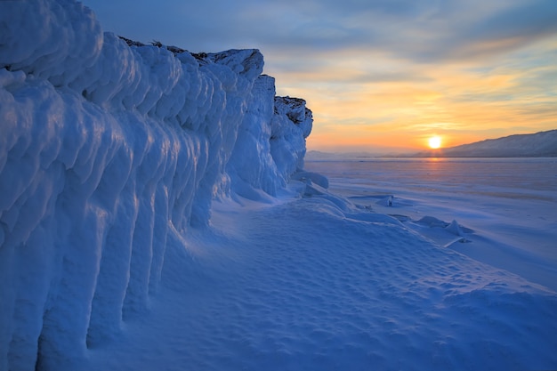 Mur de glace de roches gelées au coucher du soleil, beau paysage d'hiver