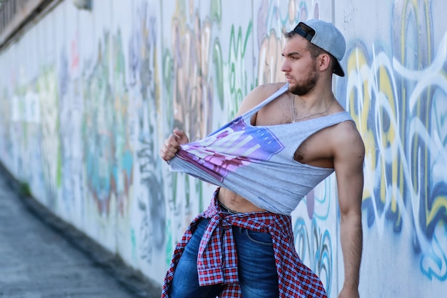 Mur de graffitis jeune homme avec casquette