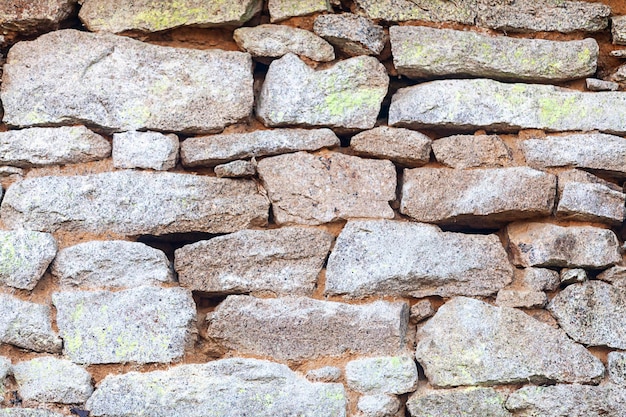 Mur de granit nécessitant un rejointoiement au mortier de chaux