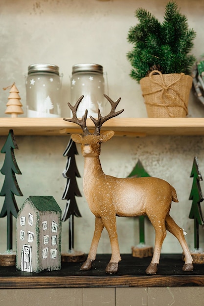 Mur gris avec décor d'hiver cadeaux d'humeur de Noël jouets