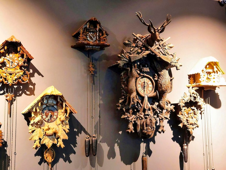 Photo un mur avec une horloge qui dit l'heure est 150.