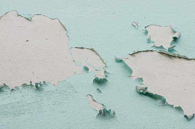 Le mur de la maison bleue se décolle