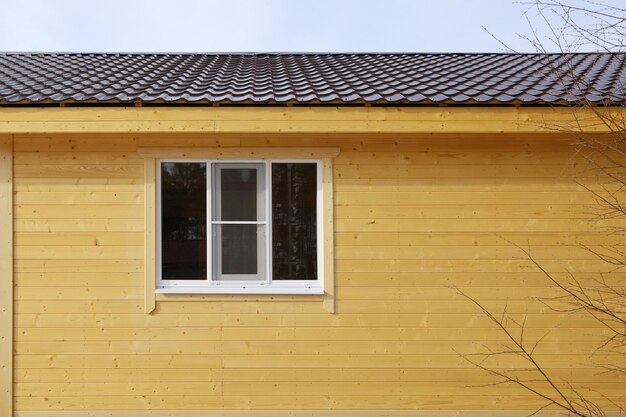 Mur de maison en bois avec surface de texture de fenêtre