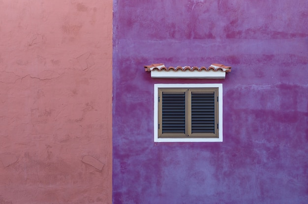 Photo mur de maison coloré avec fenêtre