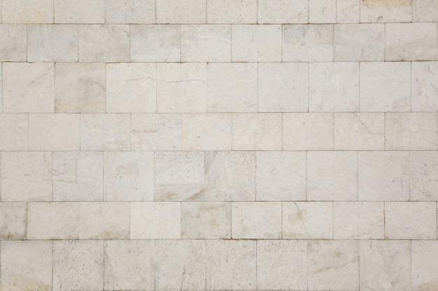 Le mur de la maison est recouvert de carreaux de marbre blanc