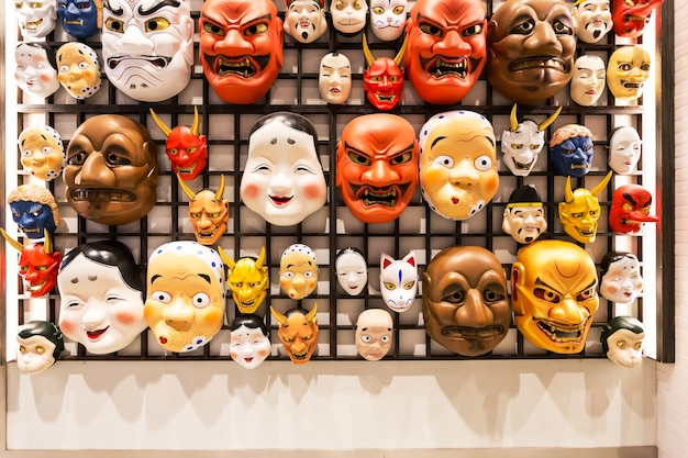 Photo le mur avec un masque de style japonais