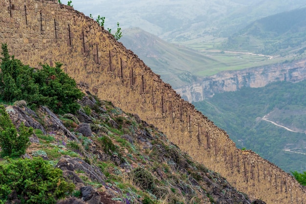 Mur médiéval de forteresse sur une pente de montagne Forteresse de Gunib Shamil au Daghestan