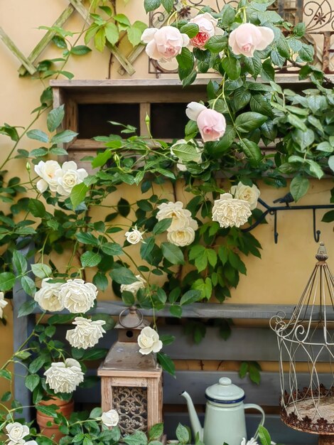 Un mur avec un mur jaune et un bouquet de fleurs dessus