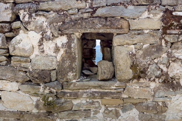 Le mur naturel de fond avec fenêtre