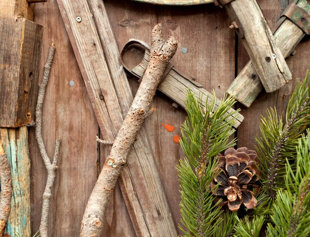 Mur de Noël avec des branches et des branches de pin avec des pommes de pin.