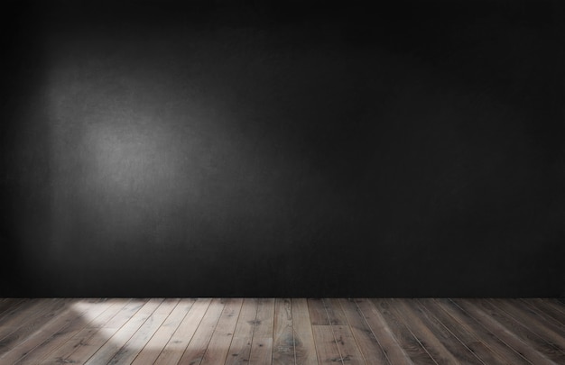 Mur noir dans une pièce vide avec plancher en bois