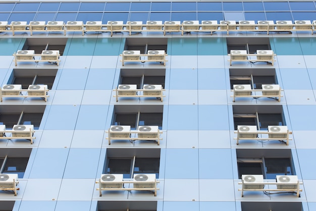 Mur avec de nombreux climatiseurs, l'extérieur d'un bâtiment