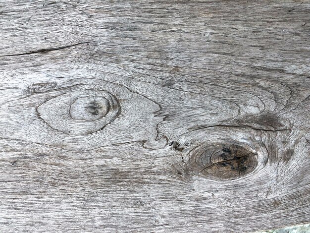 Mur noué en bois avec des clous comme texture de fond