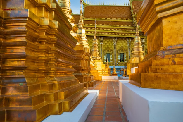 Le mur d'or de la pagode et l'église de Wat Thai reflètent avec le ciel du soleil pendant la journée dans la ville de Bangkok en Thaïlande