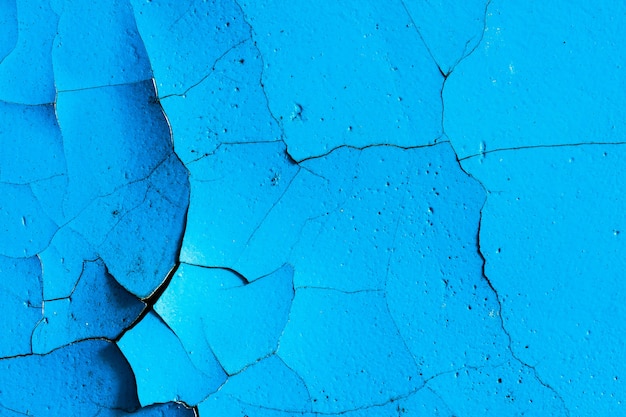 Mur avec de la peinture bleue dans les fissures. arrière-plan pour la conception. texture grunge. photo de haute qualité