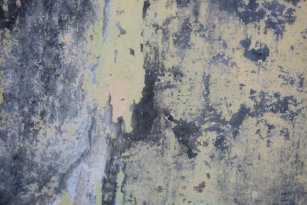 Un mur avec de la peinture jaune et de la peinture noire.