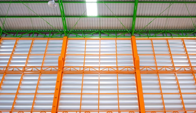 mur à persiennes en aluminium avec structure de toit en métal à l'intérieur du bâtiment d'entrepôt moderne
