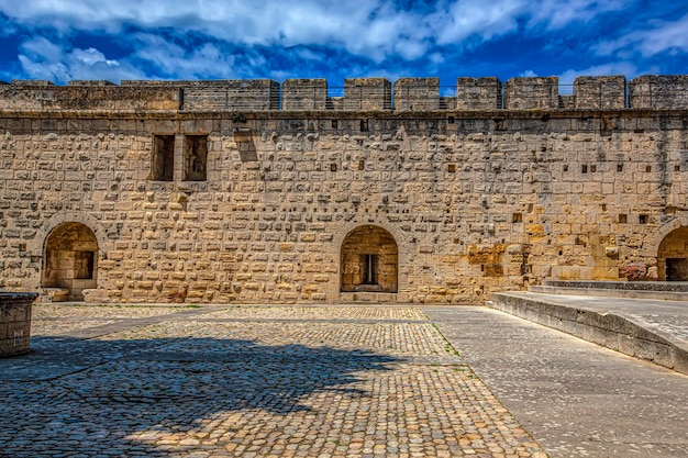 Mur de pierre de l'ancien château et ciel bleu mise au point sélective