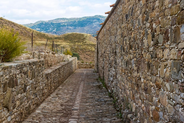 Mur de pierre de l'ancien château en perspective