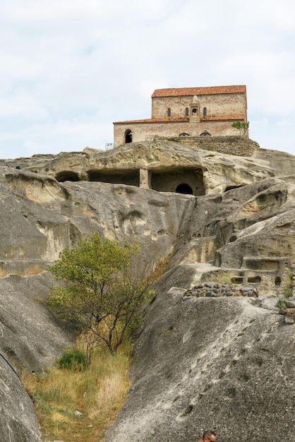 Mur de pierre antique dans les montagnes