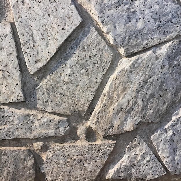 un mur de pierre avec un cercle au milieu